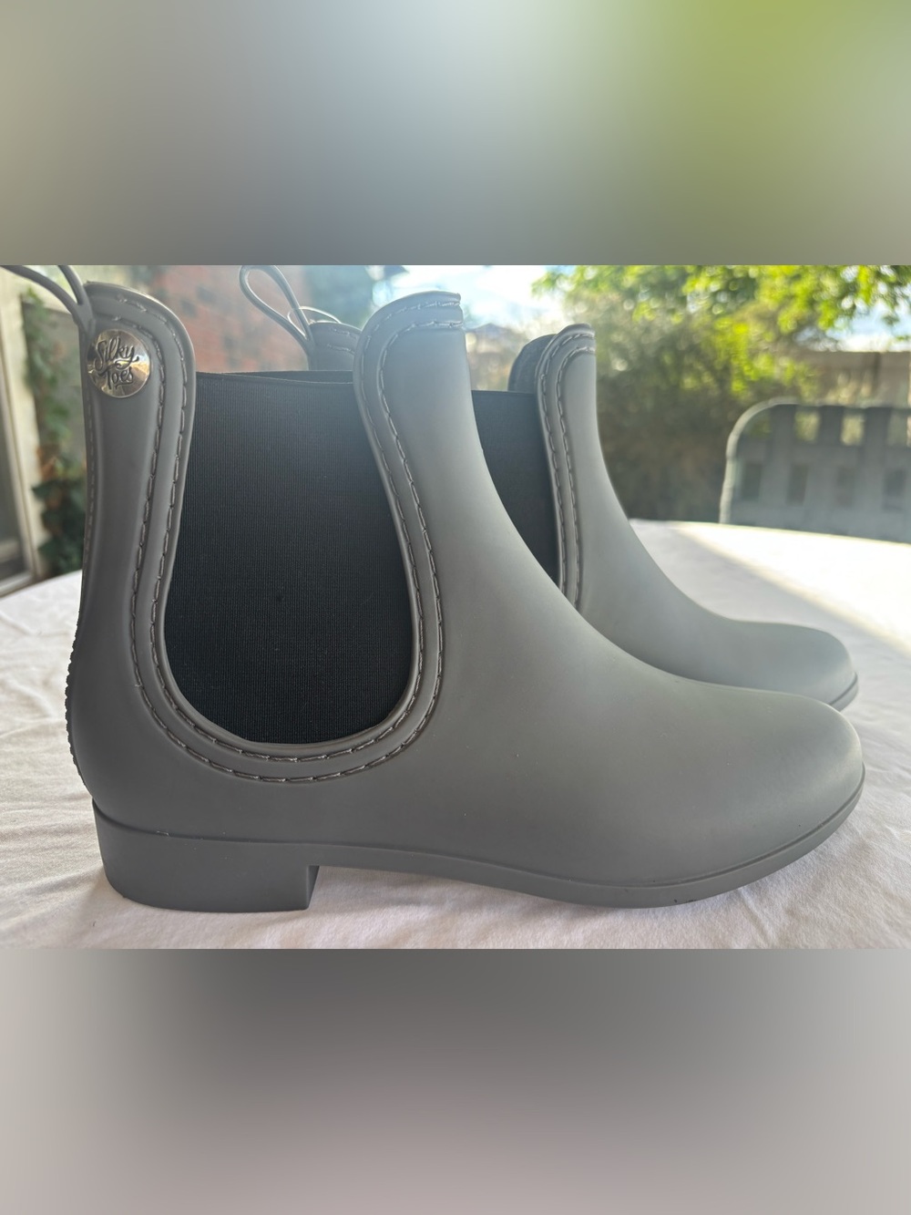 Silky Toes Women's Gray Chelsea Rain Boots
- Waterproof, Slip-On, Size 9 1/2